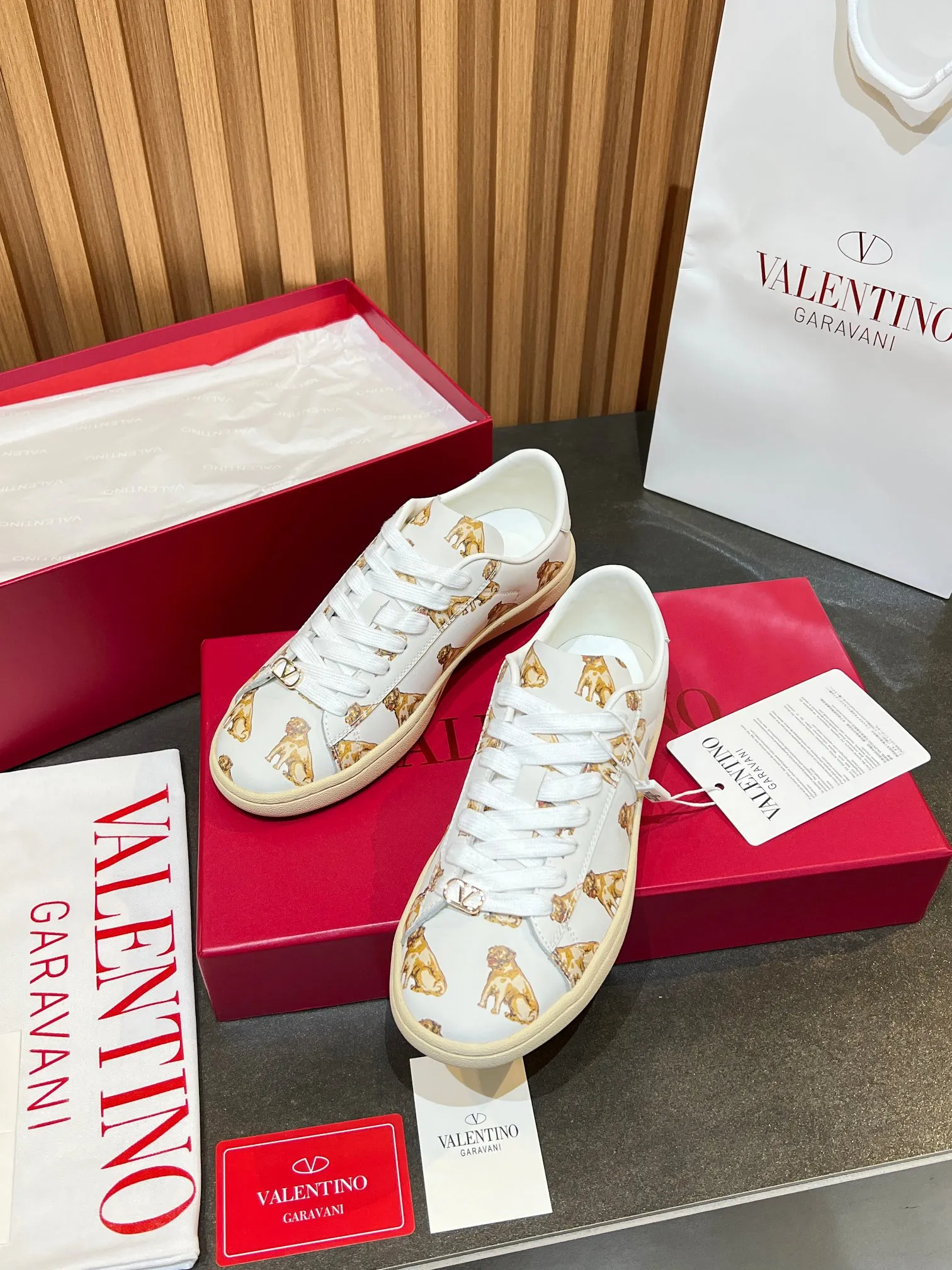 [Valentino] P: 640💰 Couple style, size: women 35-40▪️men 39-44 (45. Customized) Valentino VLTN casual shoes 2025 latest moral training shoes I can't put it down. Seiko details of cowhide sneakers, retro fashion, simple and advanced, casual matching. 1:1 restoration! Top luxury masterpiece, lace-up design, soft and comfortable imported calfskin brings excellent and elegant texture and excellent foot comfort. Top purchasing version upper: imported calfskin surface/original oil edge process + printing process. Inner lining: water-dyed cowhide lining. Outsole: original development 𝐓𝐏𝐔 two-color combination outsole. Packaging: full package with original configuration.
